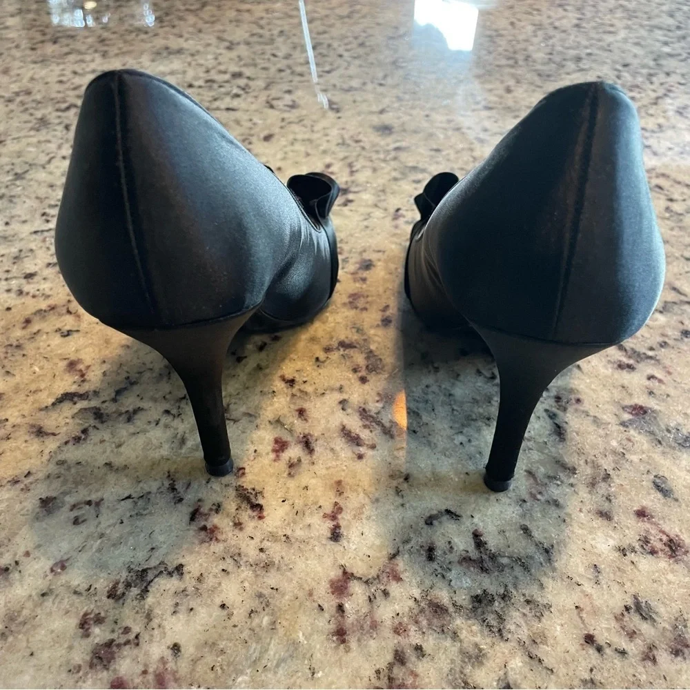 Tahari Sloan black satin peep toe women’s size 8